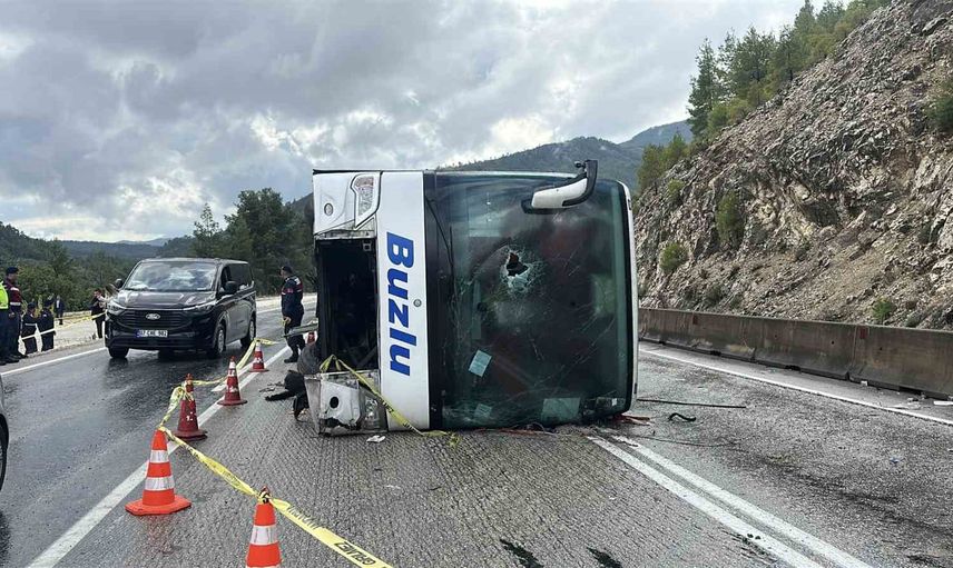 Ağlasun'da devrilen yolcu otobüsünde bir kişi yaşamını yitirdi, şoför tutuklandı