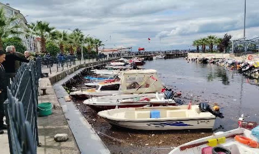 Karamürsel'de fırtına amatör balıkçı teknelerine zarar verdi, liman çevresi atıkla doldu