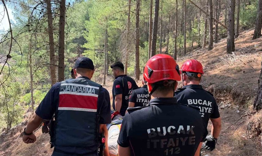 Dağda sızgıla otu toplarken kayalıklardan düşen kişi ekiplerin yürüyüşüyle kurtarıldı