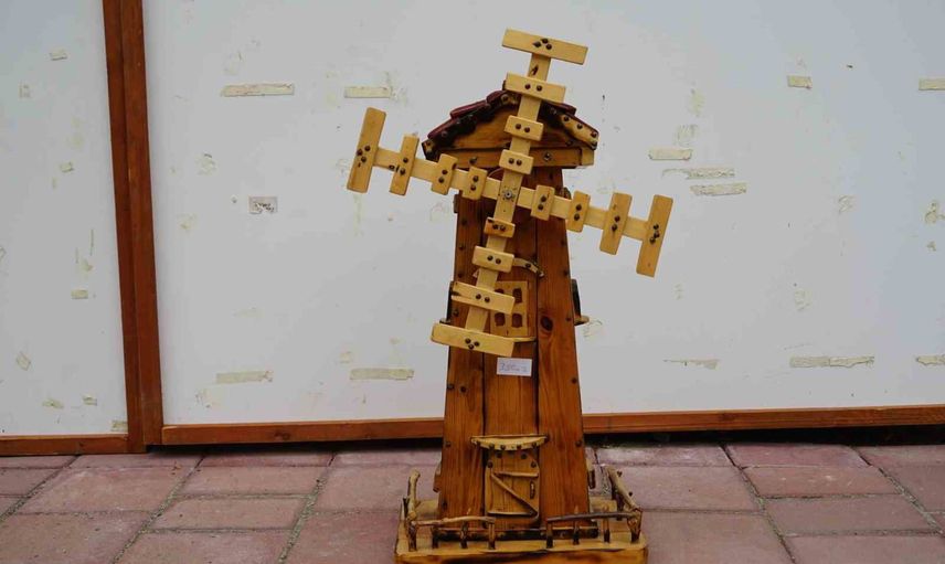 Kurumuş dalları ve kökleri sanat eserine dönüştüren Abana ustası