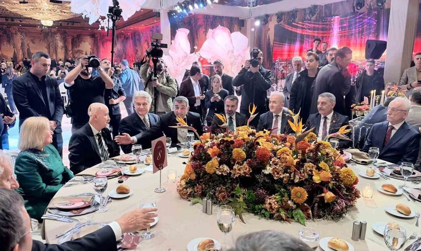 Erol ailesinin düğününde siyaset buluşması