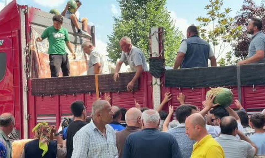 Zile'de yılın öşürü bir tır karpuzla sokaklara yayıldı