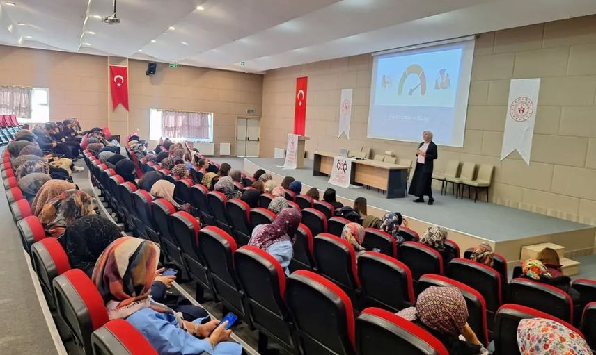 kütahya’da personele aile bilinci ve dijital çağda çocuk yetiştirme eğitimi verildi