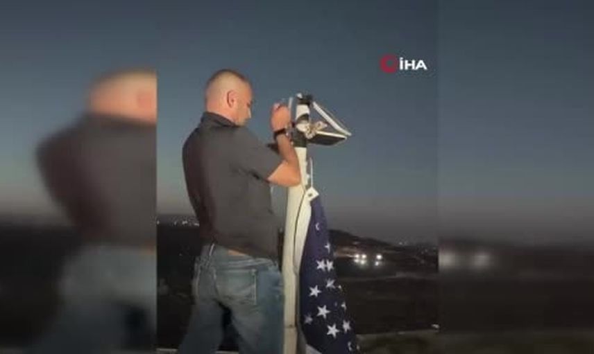 Filistinli evini korumak için çatıya ABD bayrağı astı
