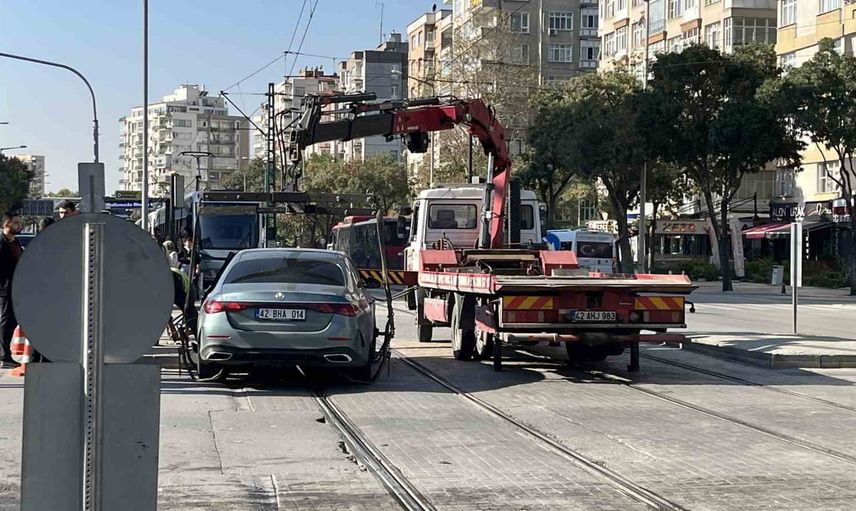 Tramvay seferlerini durduran kaza Konya'da ahtapot çekiciyle kaldırıldı