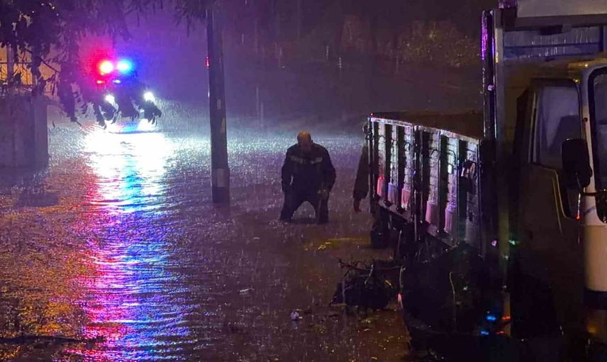 Gebze'de sağanak alt geçit ve caddeleri su altında bıraktı