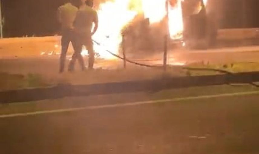 Bingöl'de Ilıcalar girişinde motor alevleriyle yanan hafif ticari araç kullanılamaz hale geldi