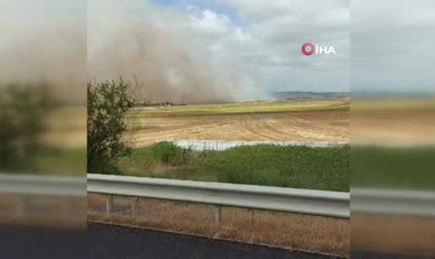 silivri akören'de tarlada başlayan yangın rüzgarla yayıldı
