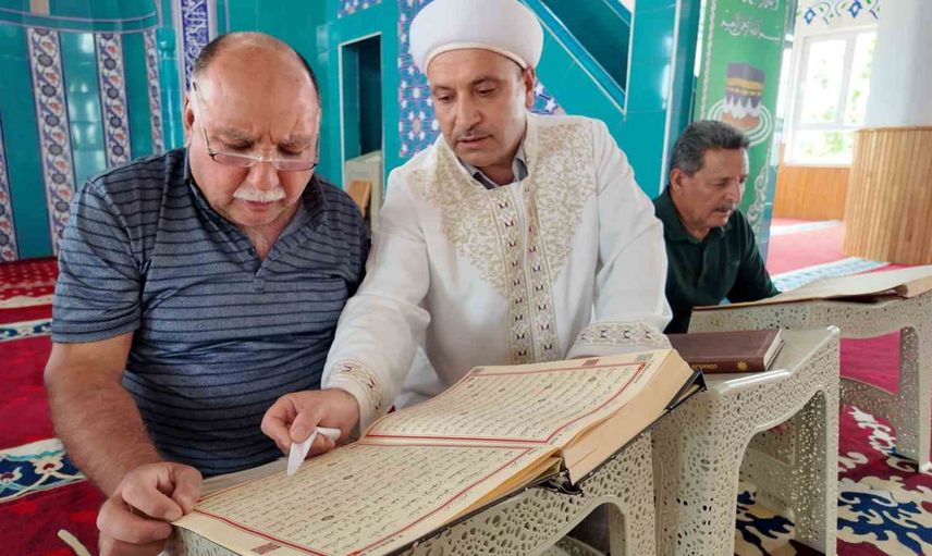 Öğrenmenin yaşı yok: Erciş'te 70 ve 65 yaşında iki emekli Kur’an-ı Kerim öğrendi