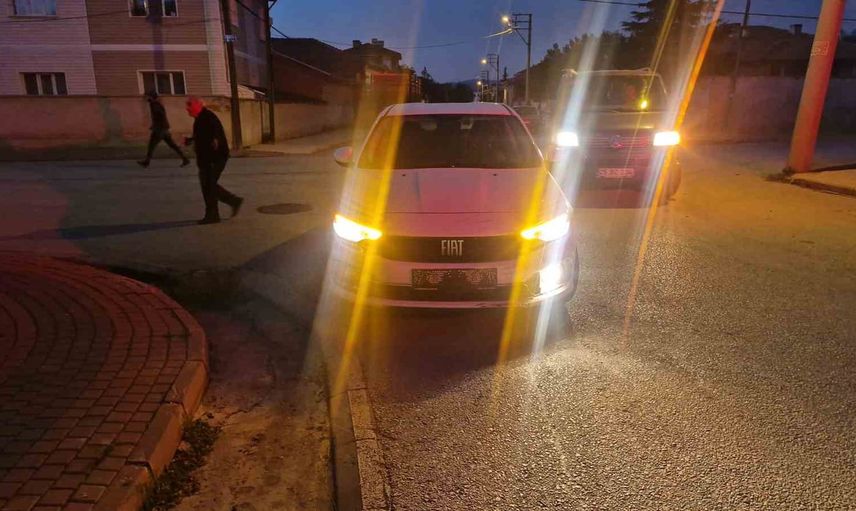 Alaca'da kavşakta çarpışma: motosiklet sürücüsü yaralandı
