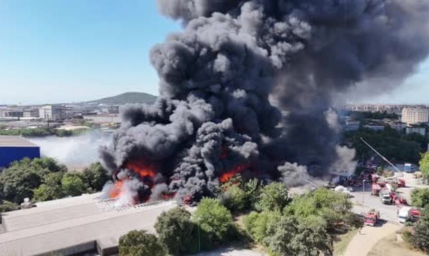 Tuzla'da deri sanayi bölgesinde depo yangınında patlama dronla kaydedildi