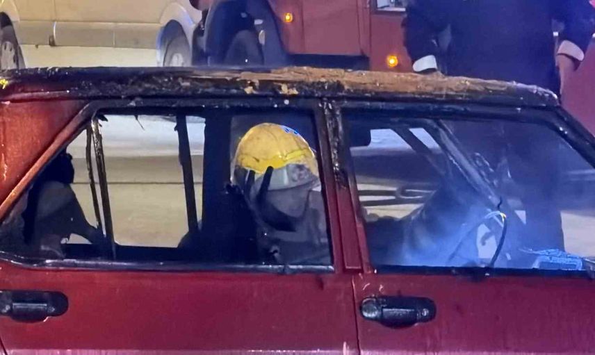 Konuralp'te kavşağın ortusunda kalan otomobil alev aldı