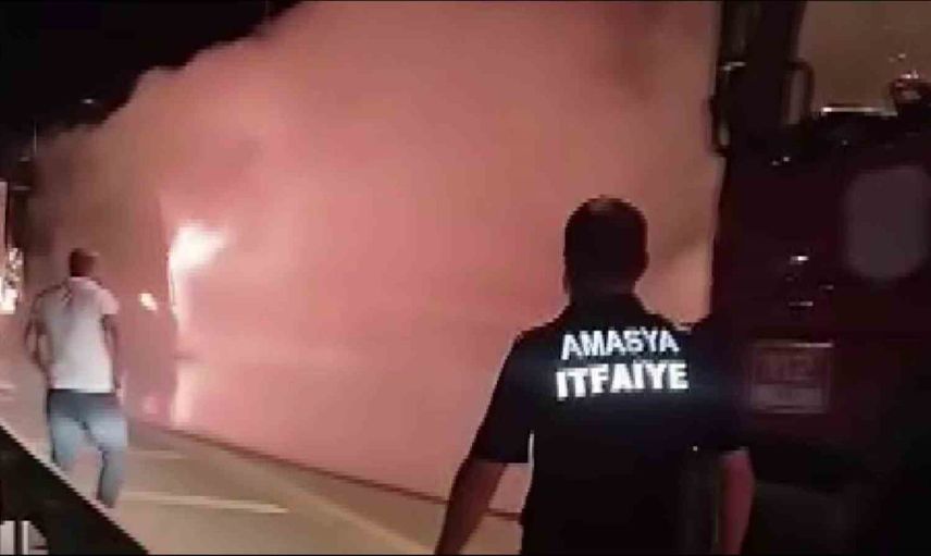 Amasya'da geceyi aydınlatan yangın: gübre yüklü tır kullanılamaz hale geldi