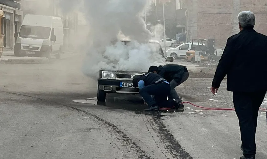 Battalgazi pazarında alevlenen araçta zabıta ilk müdahaleyi yaptı