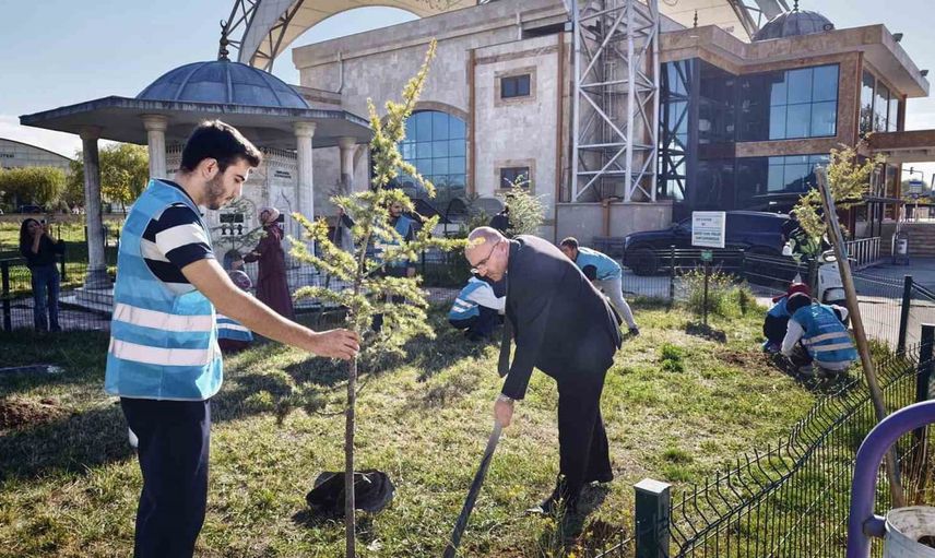 Diyanet Gençlik Merkezi gençlerle Afyonkarahisar'da geleceğe fidan dikti