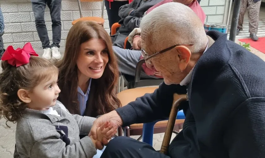 Çiçeklerle örülen gönül köprüsü Turgutlu'da kuruldu