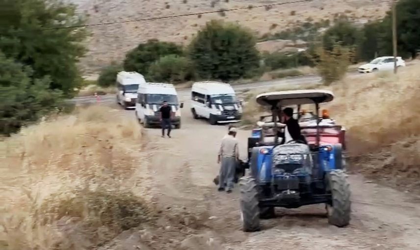 Sincik-Kahta yolundaki gecikme vatandaşları tarla yoluna yöneltti