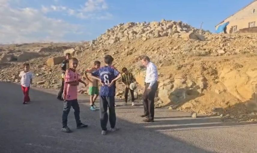 Kaymakam Volkan Hülür sokak maçına girip çocuklarla paslaştı