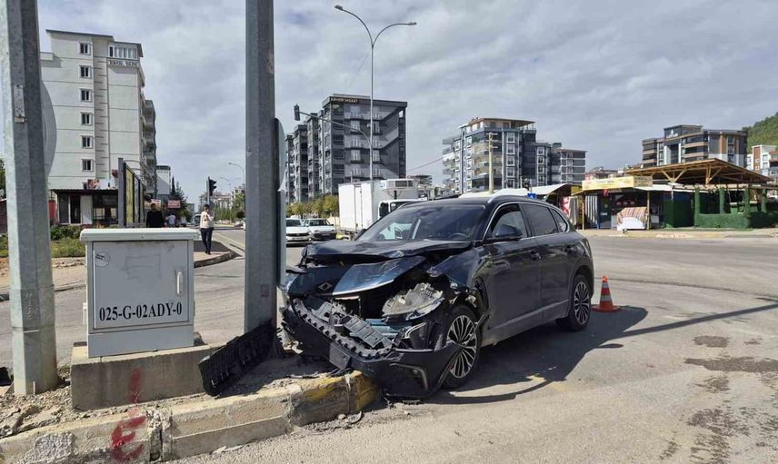 adıyaman'da kavşakta otomobil ile kamyonet çarpıştı