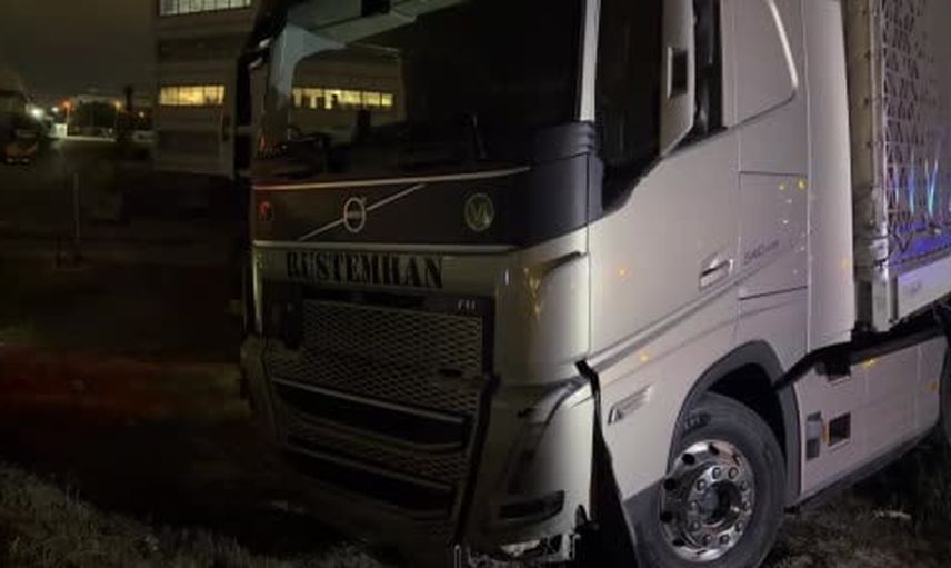 Virajı alamayan tır bariyerleri aşıp yoldan çıktı, sürücü olay yerinde bulunamadı