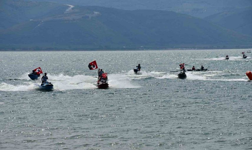 İznik gölünde su sporları şöleni: hız, dalga ve bayrak turu