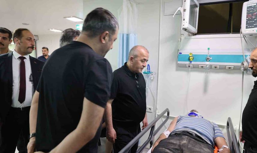 Vali Hatipoğlu'dan hastanede tedavi gören işçilere geçmiş olsun ziyareti