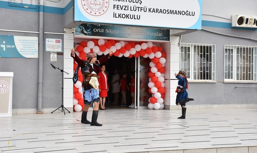 Salihli’de yeni eğitim dönemine zeybekli ve şiirli başlangıç