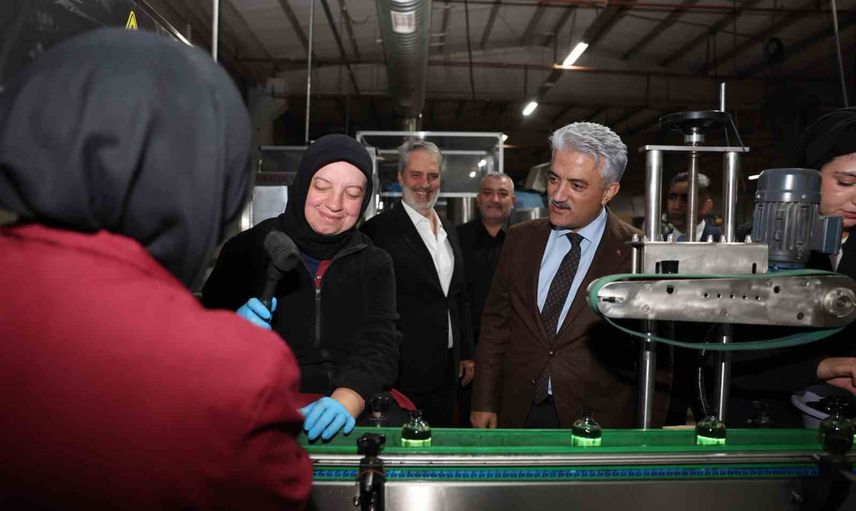 Düzce'de kozmetik fabrikasında üretim hattını inceleyen Mehmet Makas, şirket yöneticileriyle görüştü