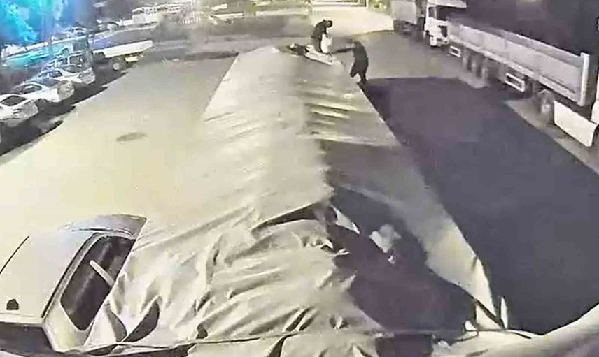 Gece yarısı tırın brandasını kesip mopedlerle bir ton şeker çaldılar
