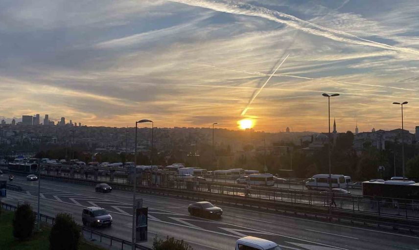 İstanbul'da güneşin ilk ışıkları Avrupa Yakası'nda kartpostallık manzaralar oluşturdu