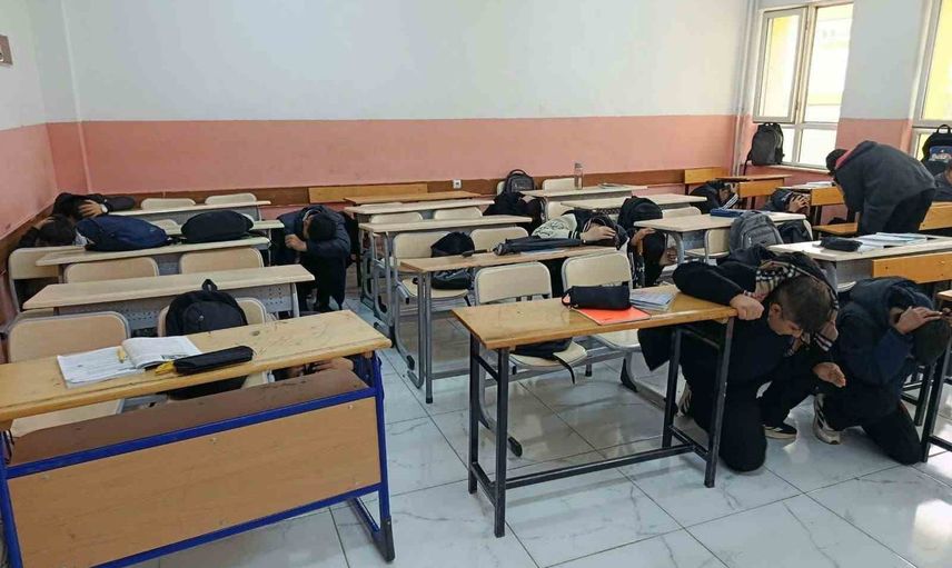 Okul koridorlarında hazırlık: lise öğrencilerine kapsamlı afet farkındalığı eğitimi
