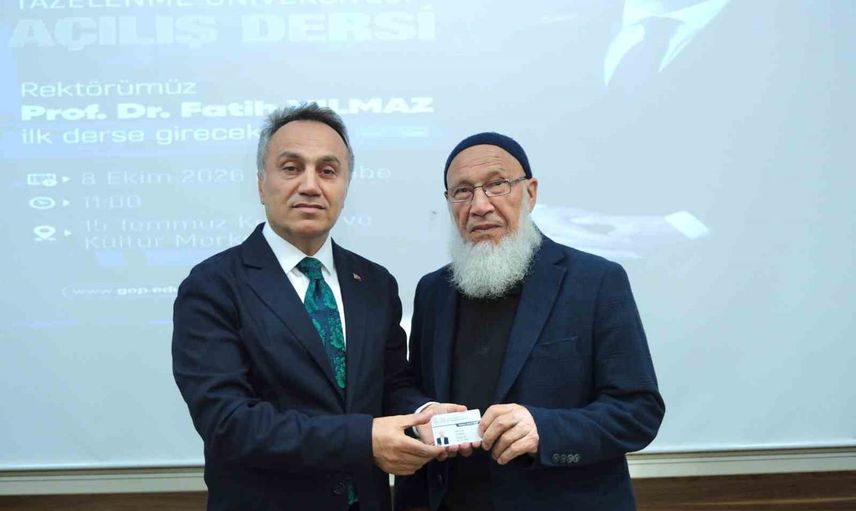 Rektör ilk derste babası ve lise öğretmeniyle aynı sınıfta yer aldı