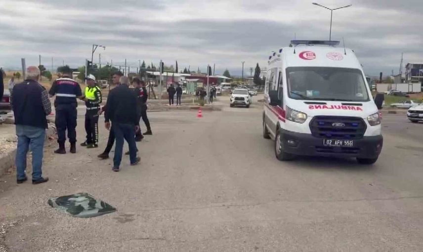Kahta'da kavşakta kafa kafaya çarpışma: 5 yaralı