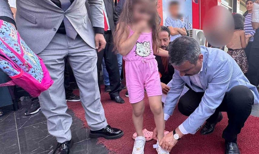 MHP'den okula hazırlık seferberliği: Diyarbakır'da yüzlerce öğrenciye kırtasiye ve ayakkabı desteği