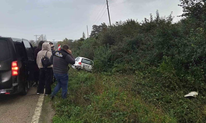Erfelek-Sinop yolunda virajı kaçıran otomobil şarampole yuvarlandı: 4 yaralı