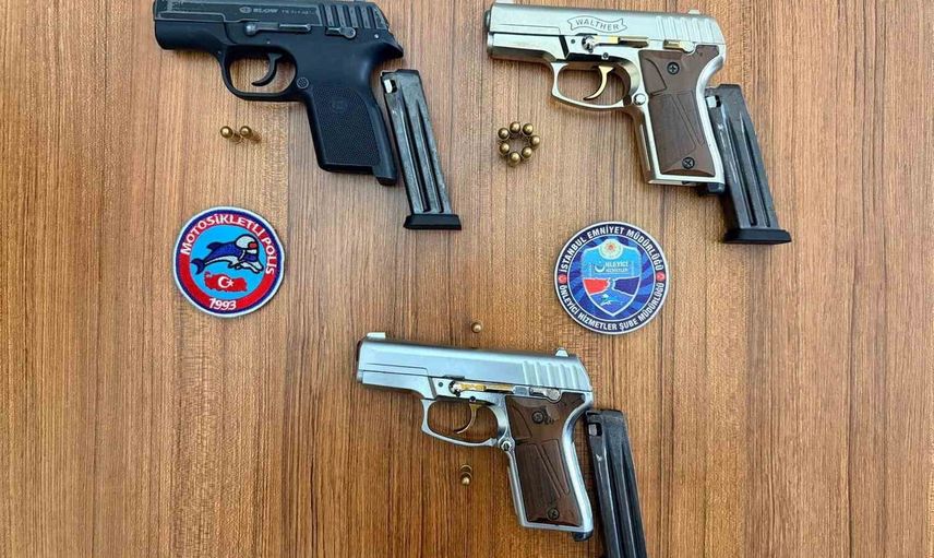 Adliye duruşmasına giderken durdurulan araçta ruhsatsız silahlar ele geçirildi