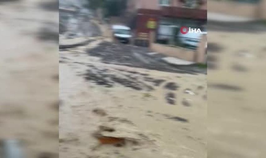 Gaziosmanpaşa'da sokaklar göle döndü, çöken yol öğrencileri evine gönderemedi