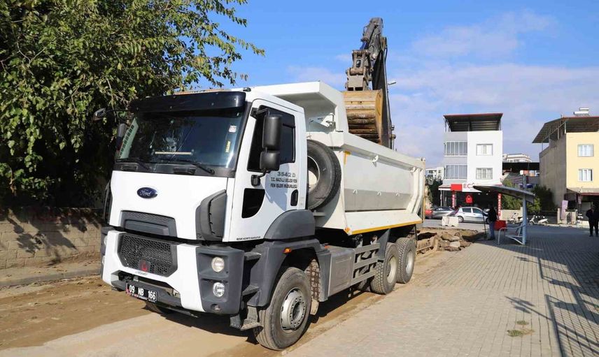 Nazilli'de İstiklal Mahallesi 520 Sokak'ta parke yenileme çalışması