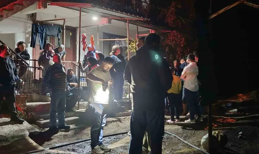 Çivril'de park halindeki traktör alev aldı, ilaçlama makinesi kullanılamaz oldu