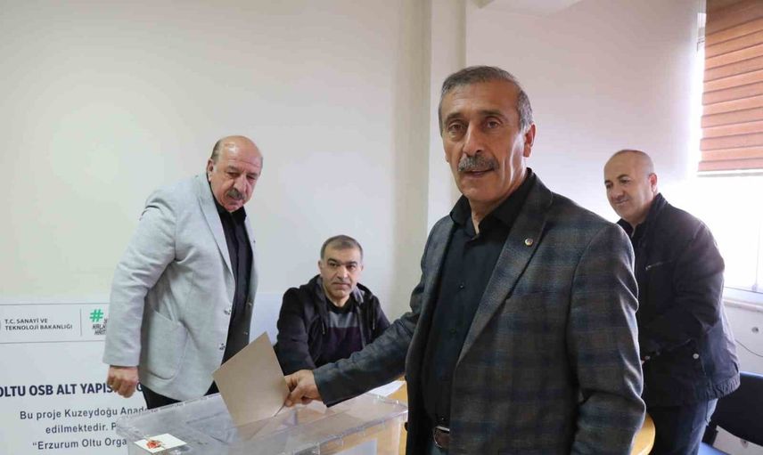 Oltu'da yeni dönem başladı: Baki Karaca beşinci kez başkan seçildi