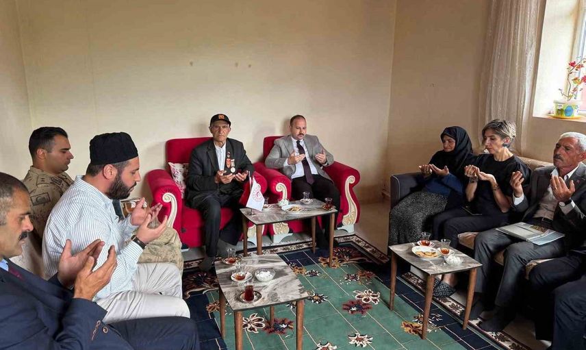 Arpaçay kaymakamı Kıbrıs gazisi Ali Murat Şimşir'i evinde ziyaret etti
