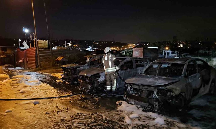 Avcılar'da oto galeride çıkan yangında üç araç küle döndü, kundaklama şüphesi sürüyor