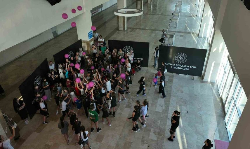 Antalya'da kız çocukları balon ve dansla eşitlik mesajı verdi