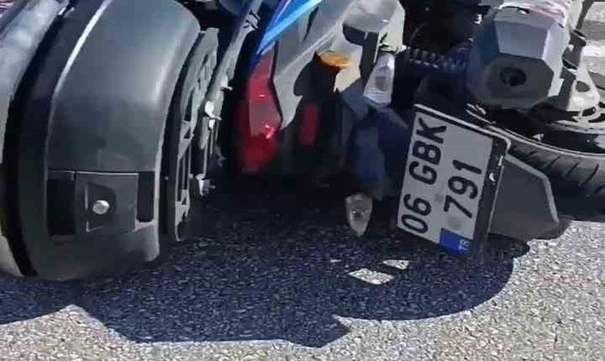 Sivrihisar'da kontrolden çıkan motosiklet refüje çarpınca iki kişi yaralandı