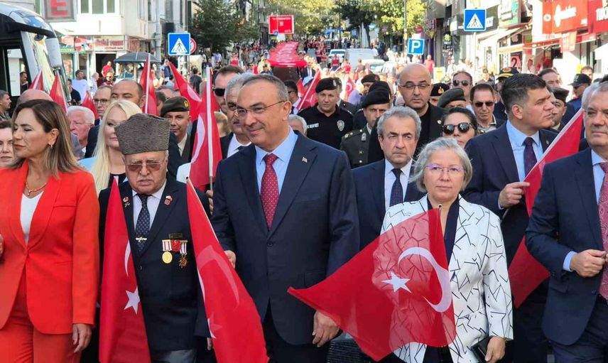 Tekirdağ'da gaziler günü'nde birlik ve büyük Türk bayrağıyla yürüyüş