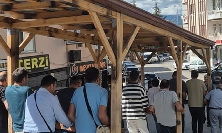 Öğretmenler omuz omuza kamelyayı 200 metre taşıdı