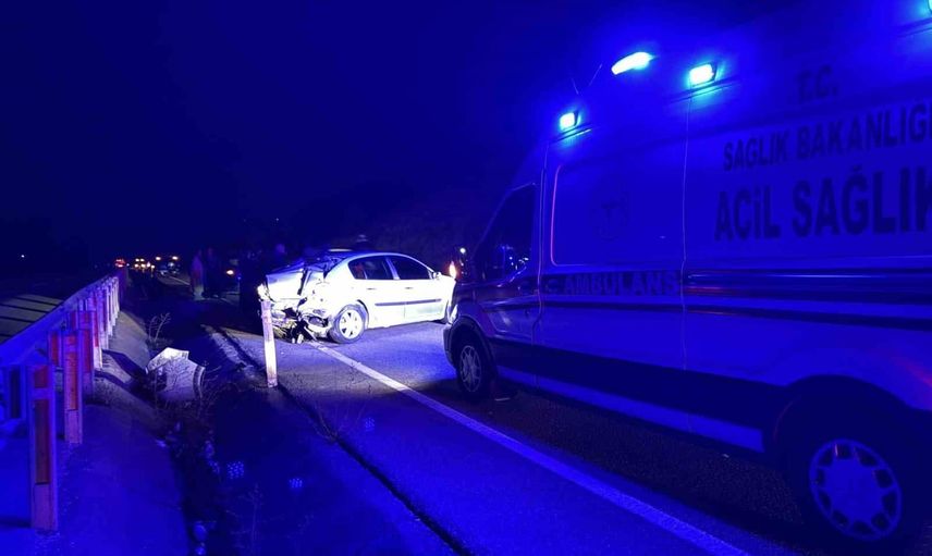 Tosya'da hakimiyeti kaybeden araç önce bariyerlere sonra otobüse çarptı