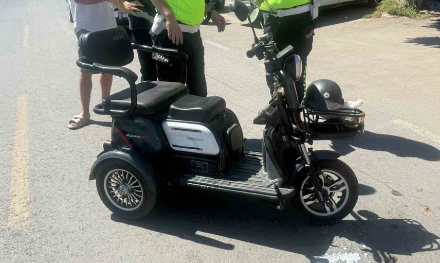 Kula'da üç tekerli elektrikli bisiklet devrildi: sürücü hastaneye kaldırıldı