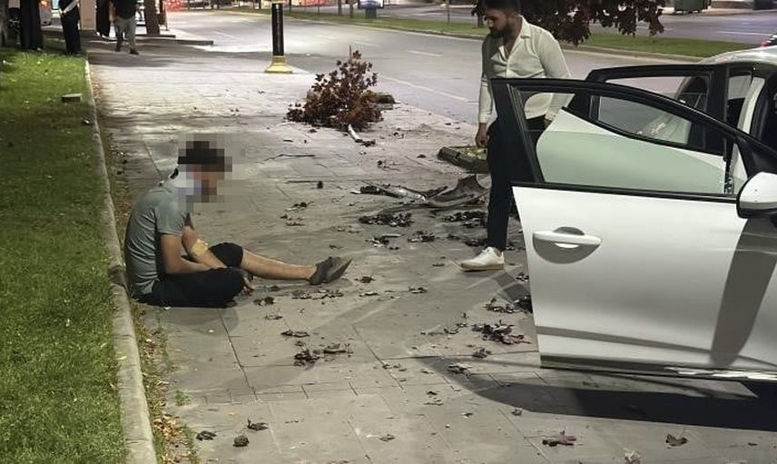 Sivas'ta kontrol kaybı sonrası direğe saplanan otomobil: dört yaralı, biri kaçtı