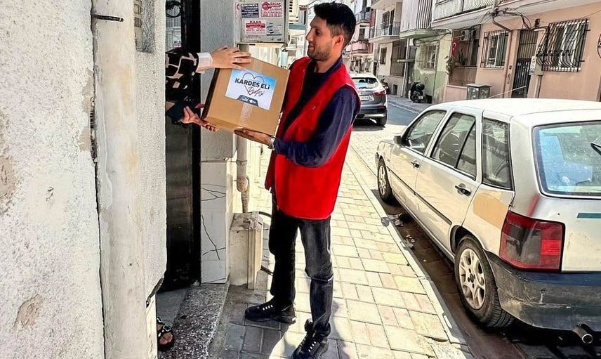 Efeler'de kardeş eliyle gıda desteği güçleniyor